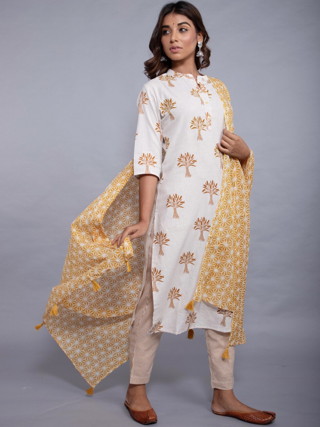 

HERE&NOW Women Floral Printed Pure Cotton Kurta with Trousers, Cream