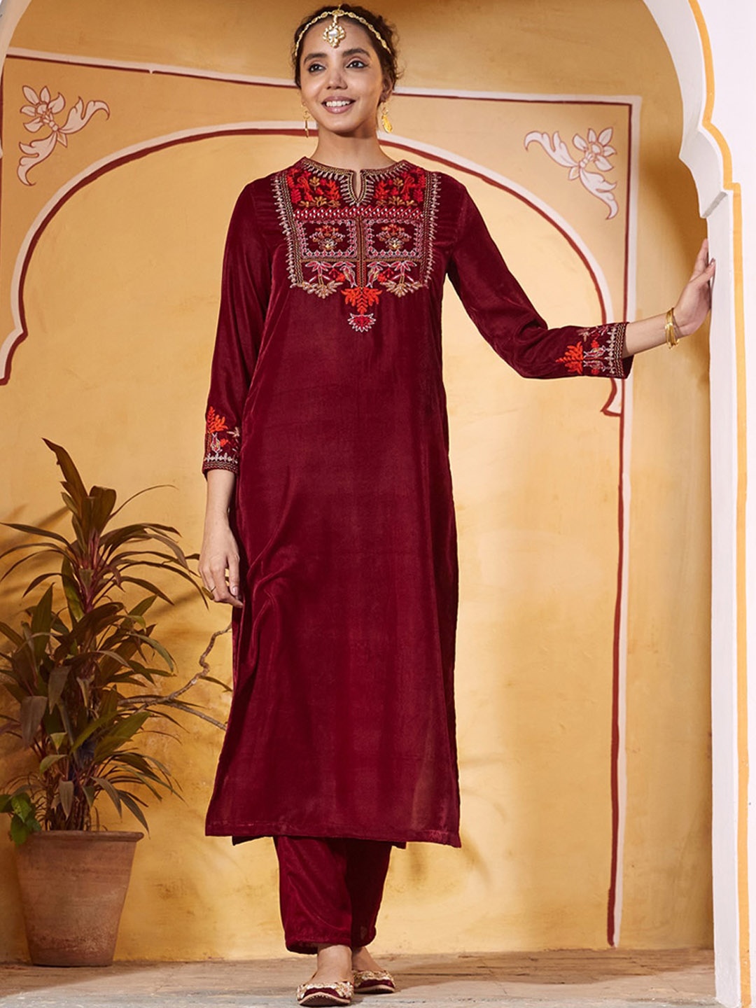 

Rustorange Women Floral Embroidered Thread Work Velvet Kurta, Red