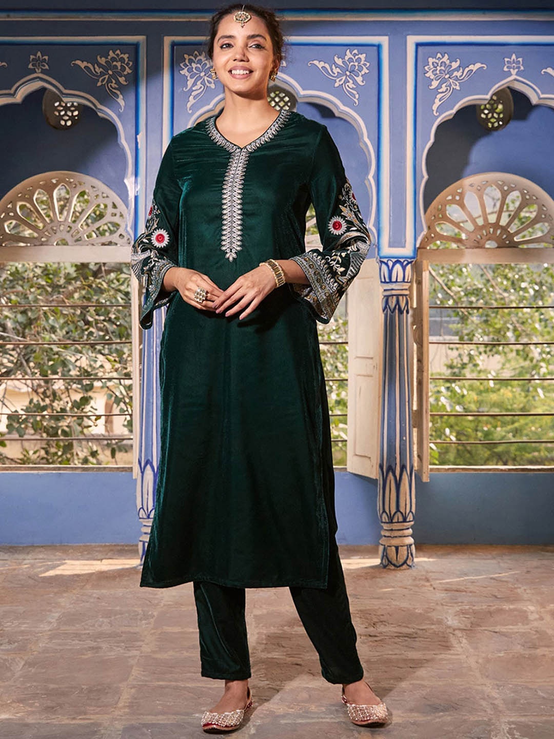 

Rustorange Women Floral Embroidered Velvet Kurta, Green