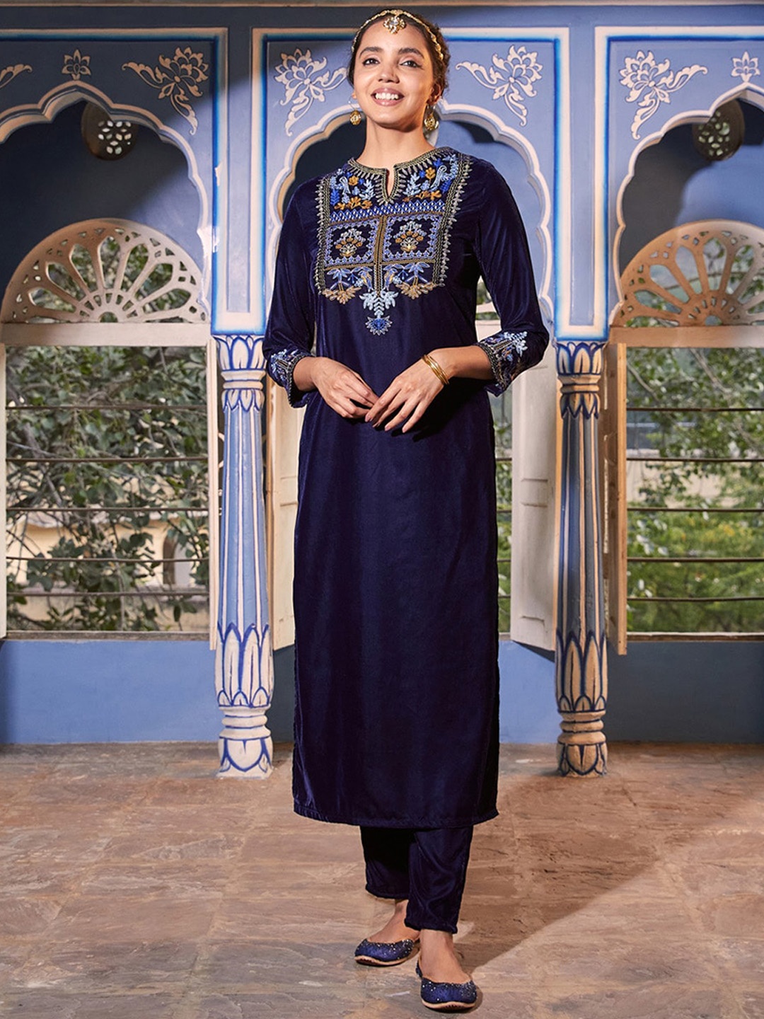 

Rustorange Women Floral Embroidered Thread Work Velvet Kurta, Blue