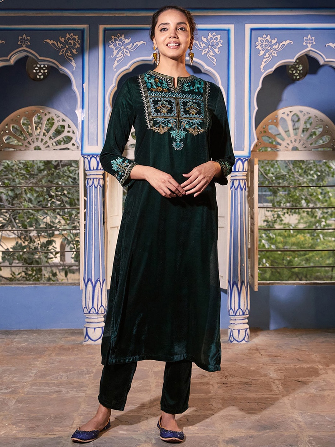 

Rustorange Women Floral Embroidered Thread Work Velvet Kurta, Green