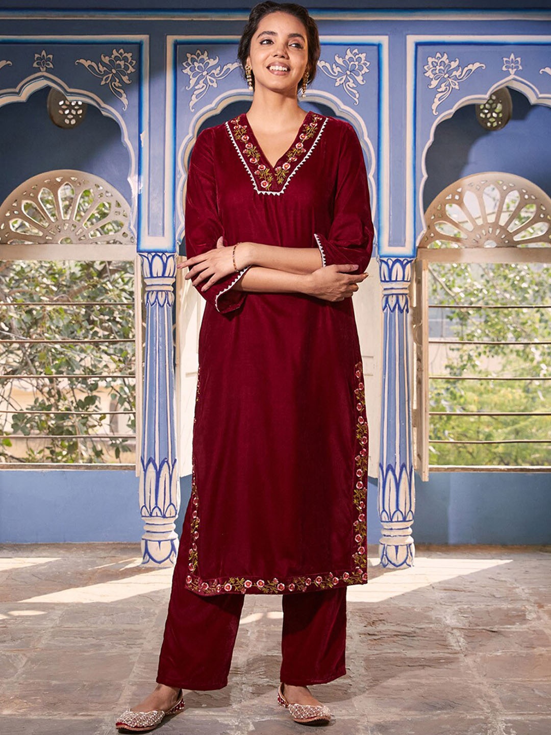 

Rustorange Women Floral Embroidered Gotta Patti Velvet Kurta, Maroon