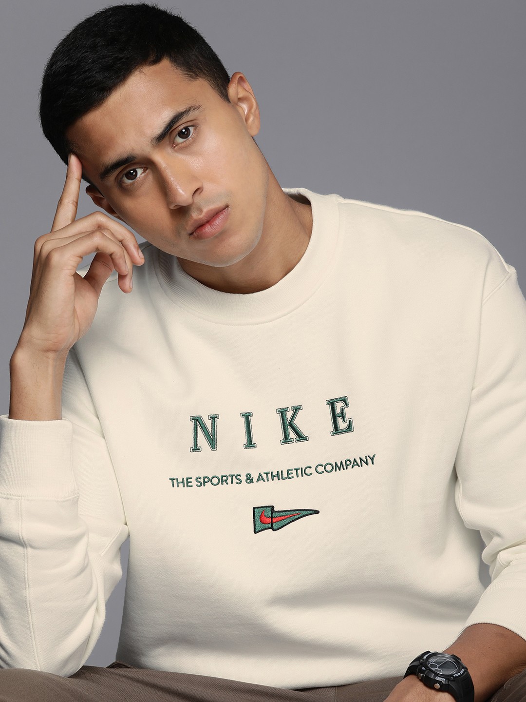 

Nike Embroidered Brand Logo Loose Fit NSW CRW FLC HWYWT NCPS Sweatshirt, Off white