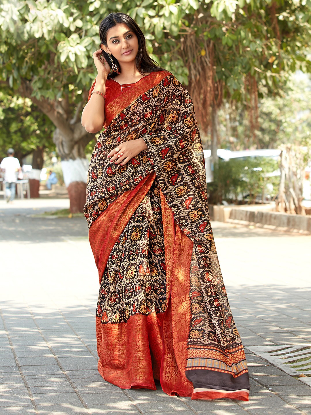 

Saree mall Ethnic Motifs Printed Zari Sungudi Saree, Black