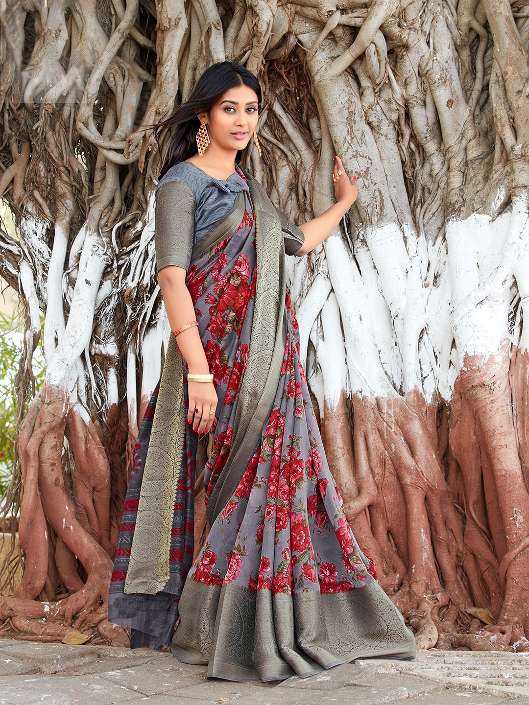 

Saree mall Floral Zari Sungudi Saree, Grey