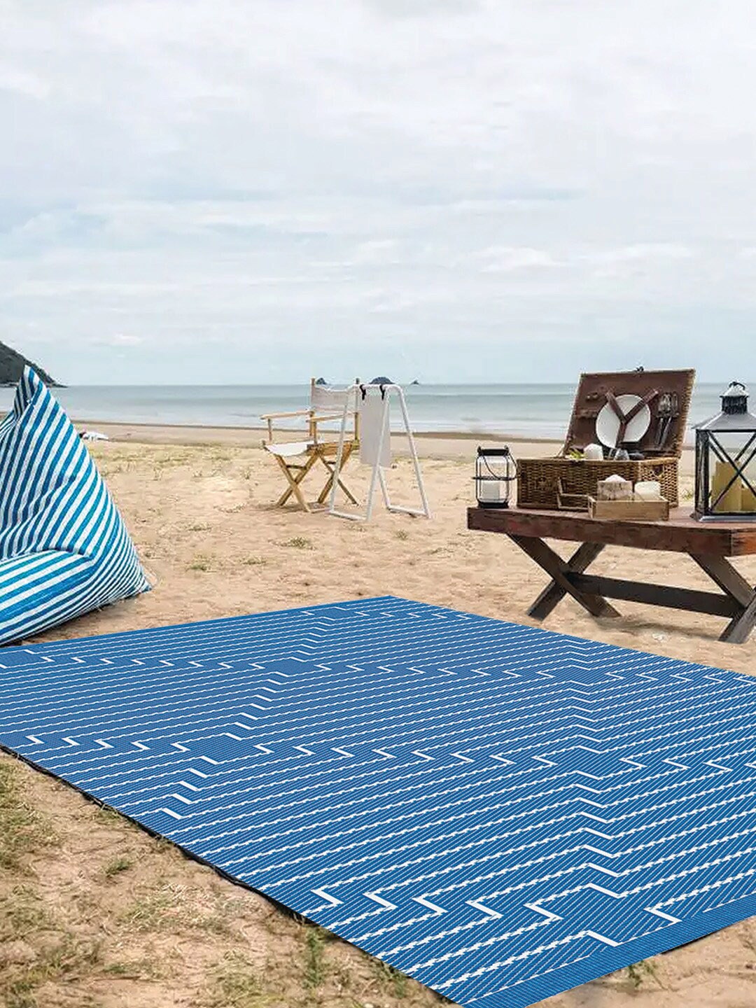 

HomeTown Fiesta Navy Blue & White Geometric Pattern Reversible Outdoor Mat