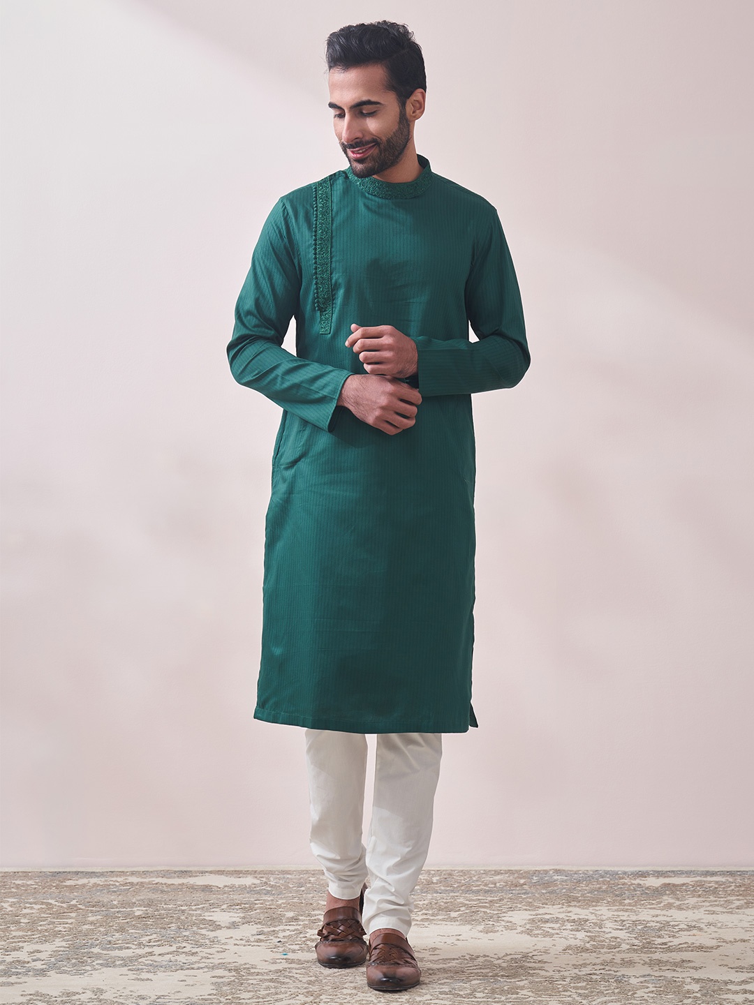 

Manyavar Men Striped Pure Cotton Kurta with Pyjamas, Green