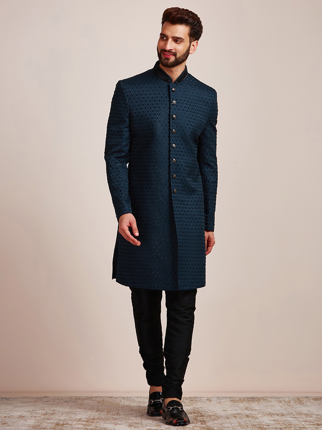 

Manyavar Men Embroidered Brocade Sherwani Set, Navy blue