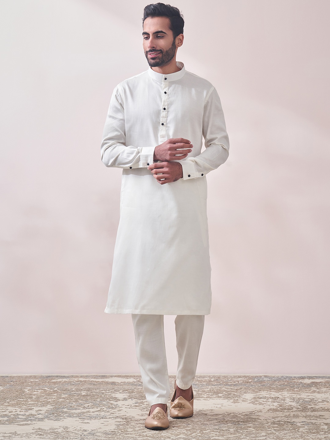 

Manyavar Men Off White Pure Cotton Kurta with Pyjamas