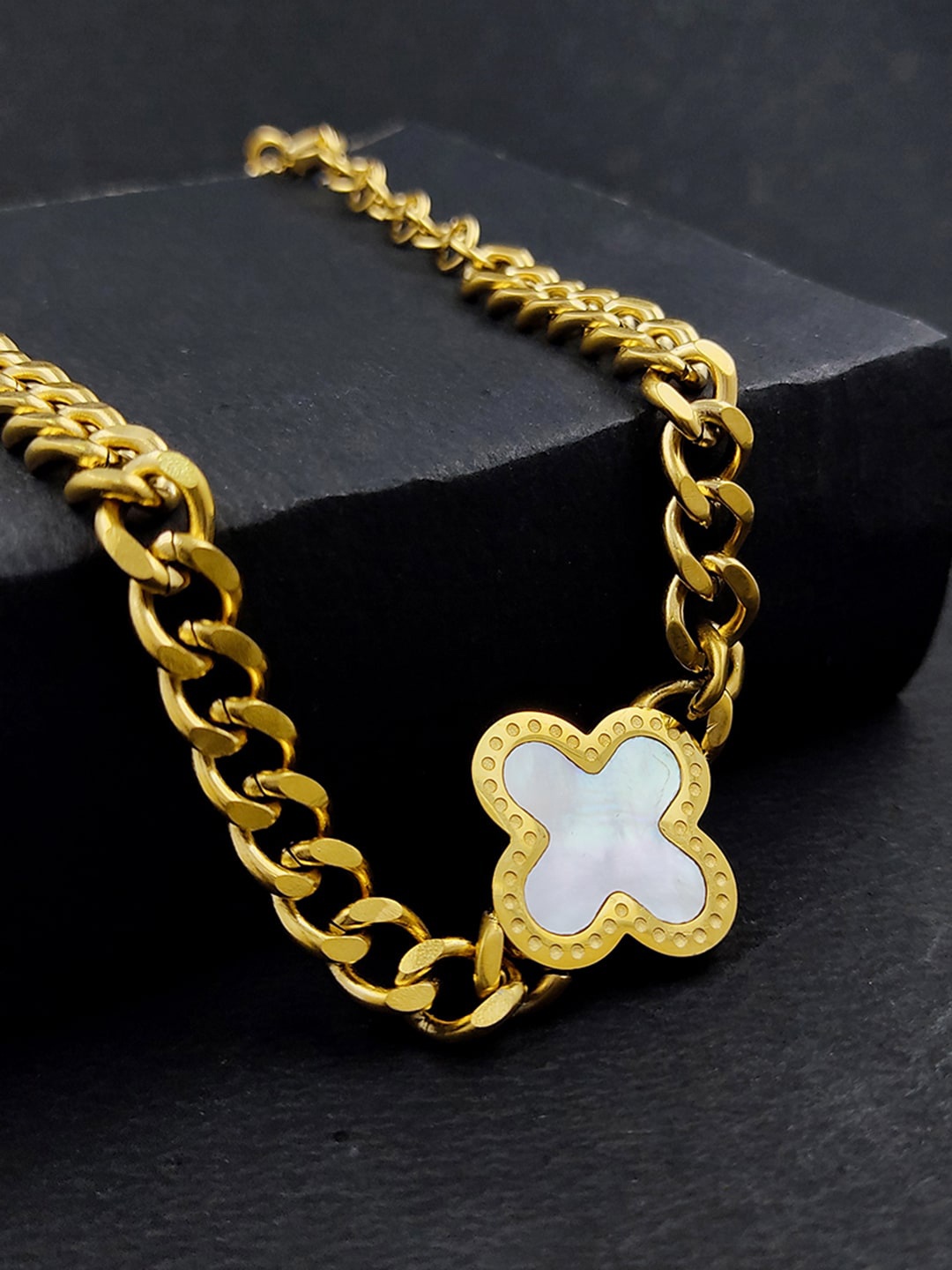 

Saizen Gold-Plated Fourleaf Clover Necklace