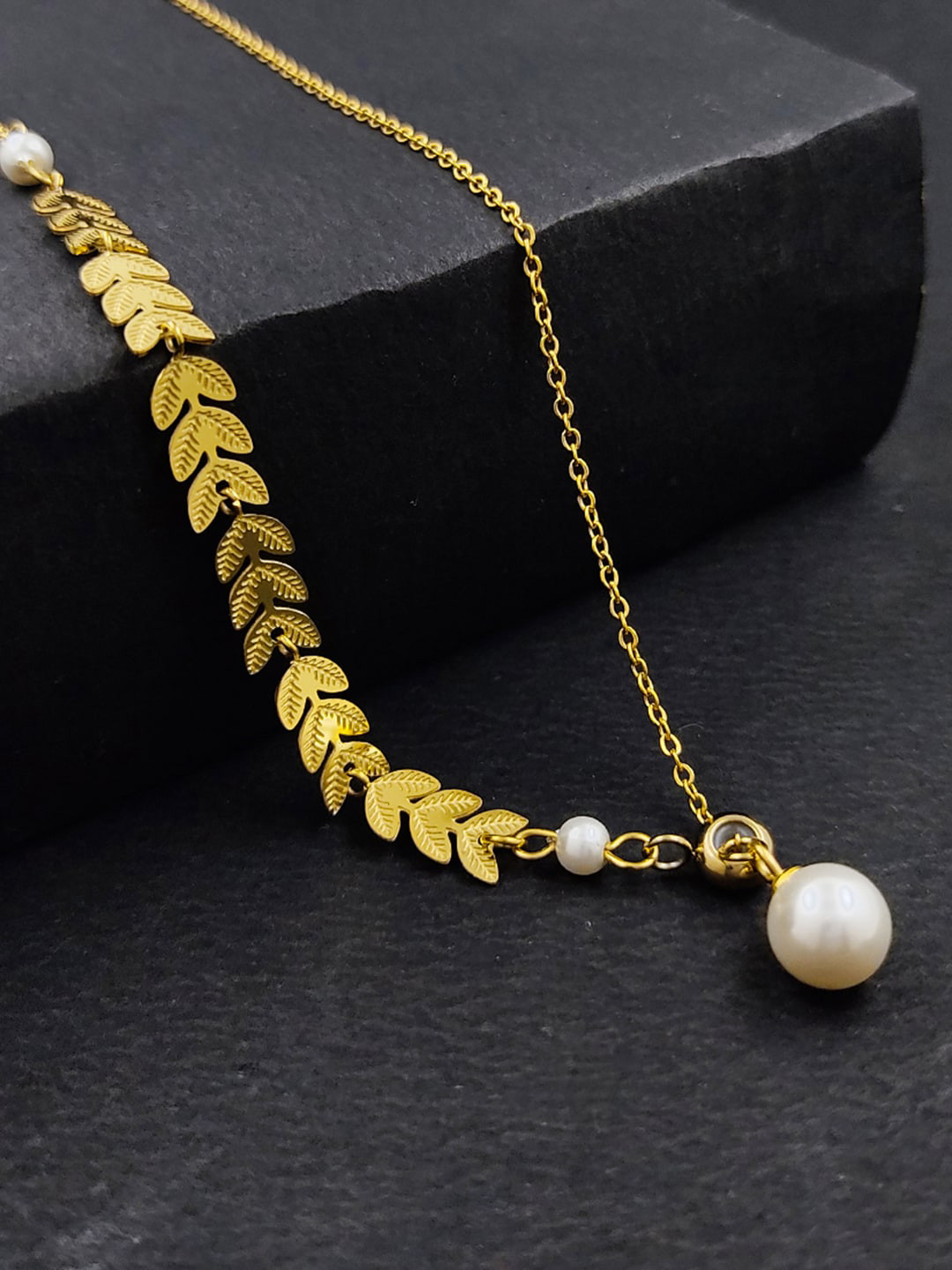 

Saizen Gold-Plated Pearl Necklace