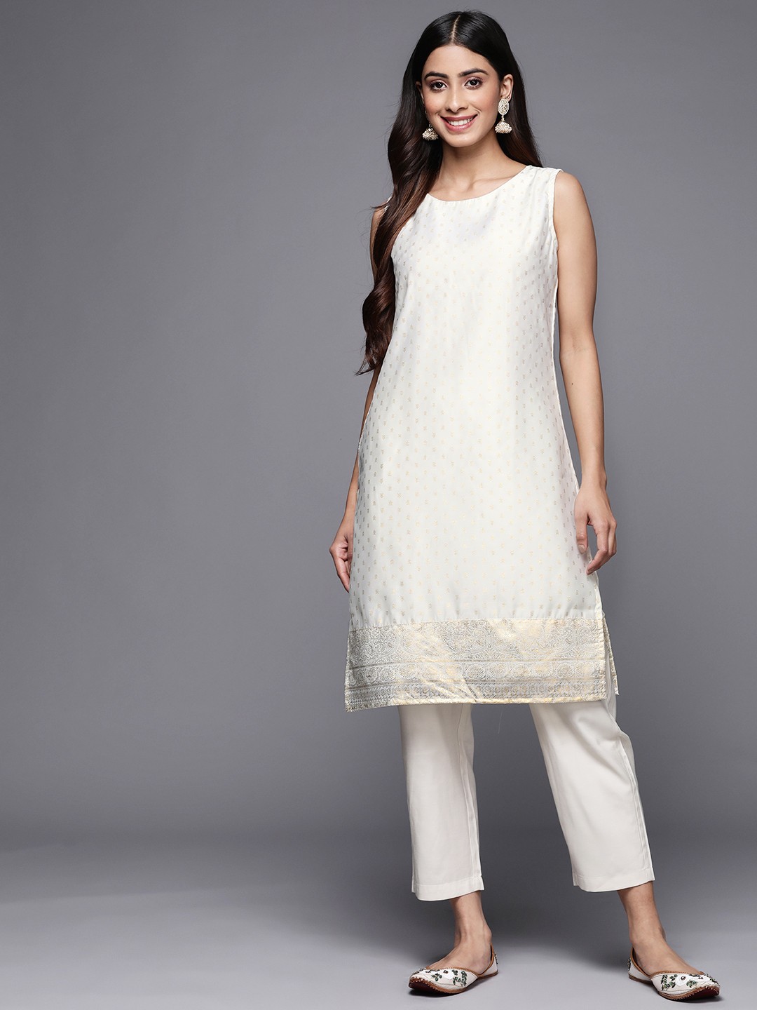 

Ahalyaa Women Off White & Gold-Toned Geometric Printed Kurta