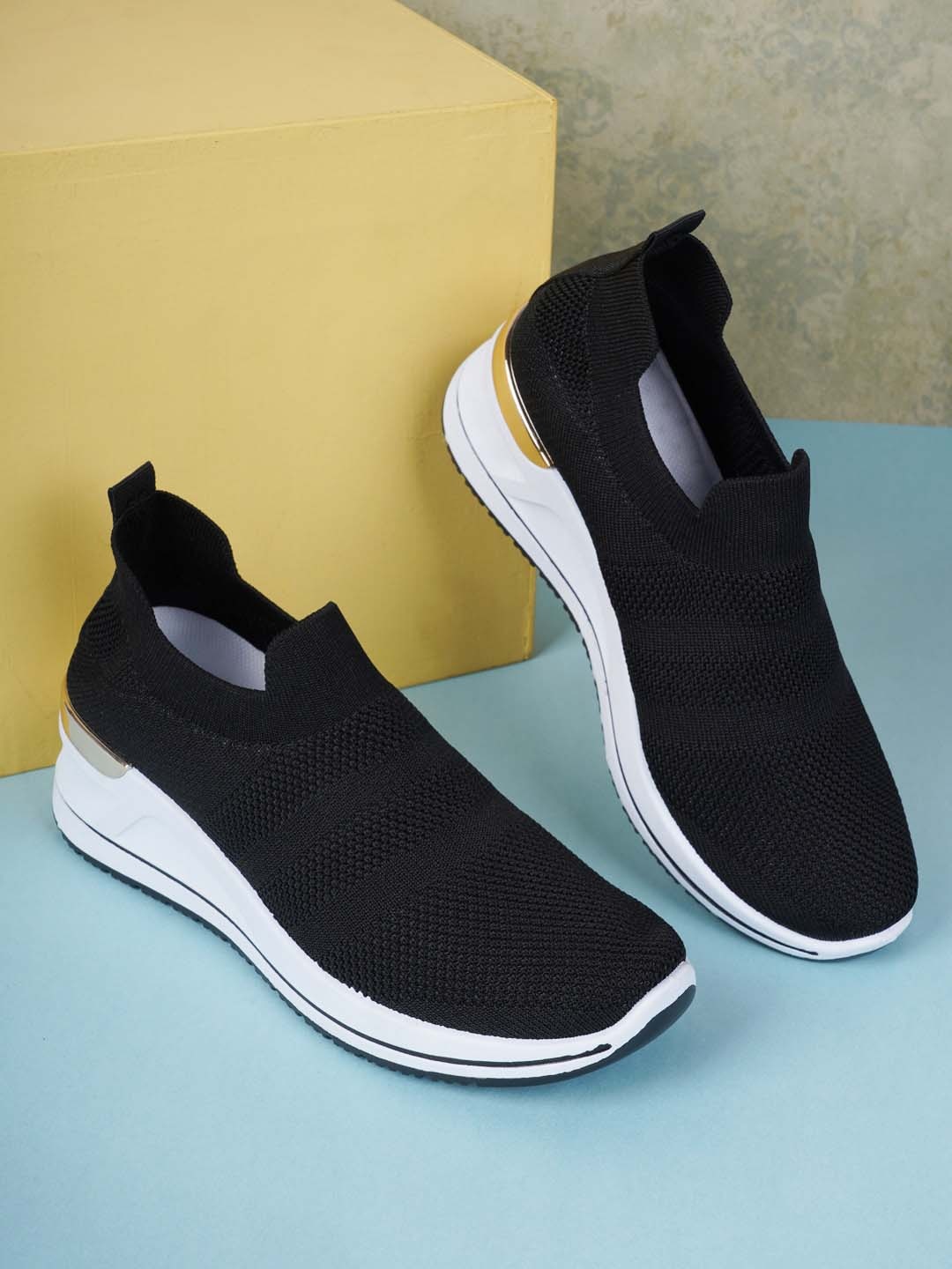 

Carlton London sports Women Woven Design Slip-On Sneakers, Black
