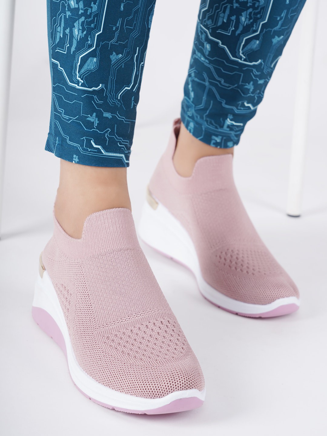 

Carlton London sports Women Woven Design Slip-On Sneakers, Pink