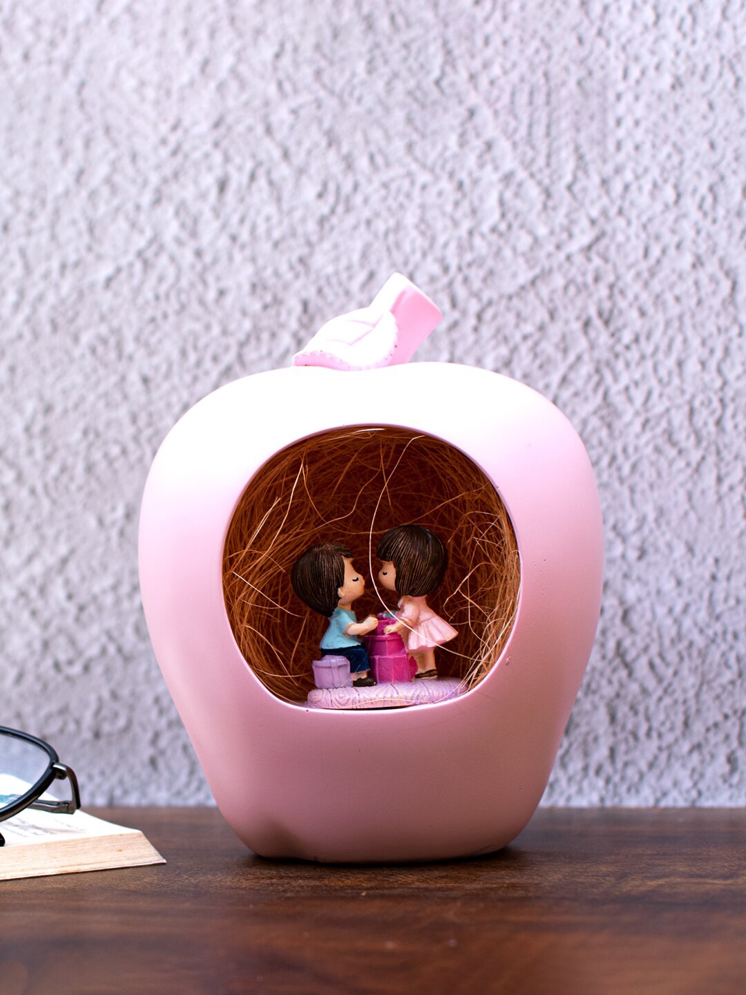 

StatueStudio Pink Cute Couple in Apple Showpiece Light Valentine Gift