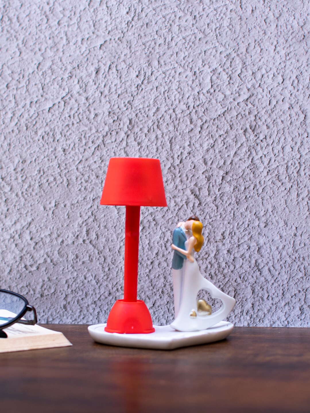 

StatueStudio Red & White Couple Showpiece With Street Light