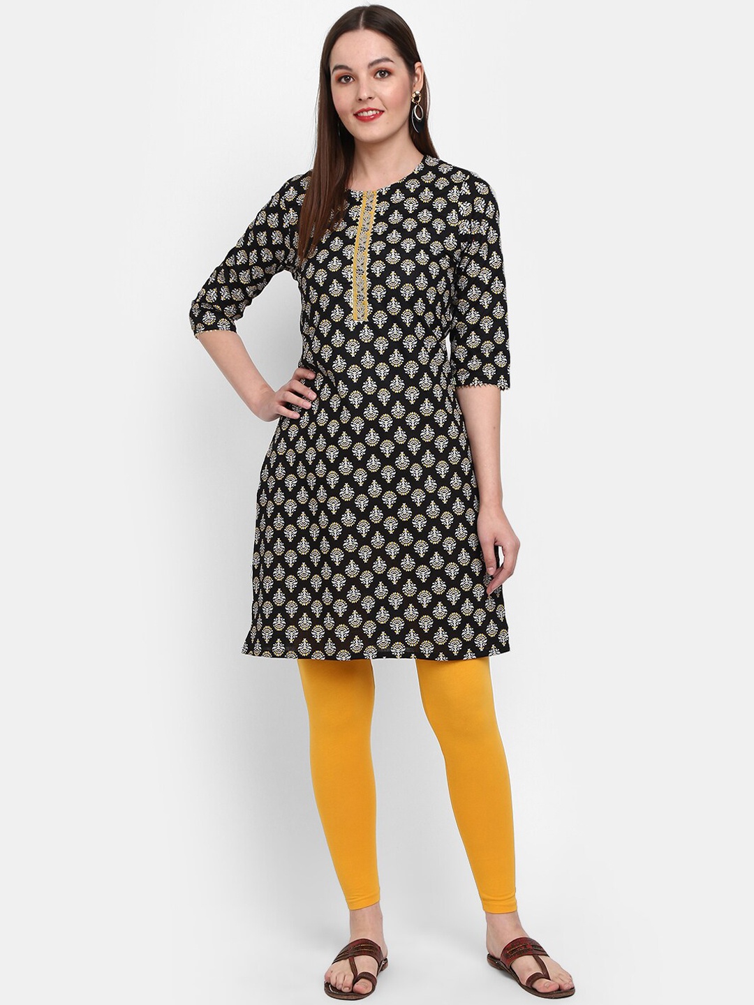 

V-Mart Women Ethnic Motifs Printed Gotta Patti Indie Prints Kurta, Black