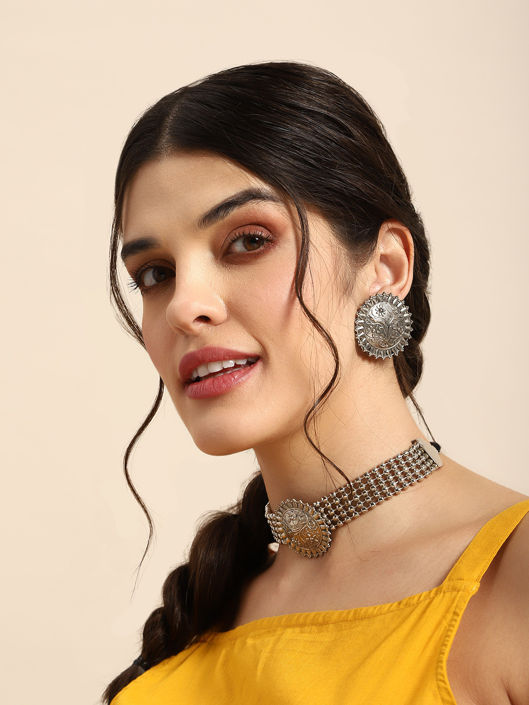 

Anouk Women Choker Necklace & Earrings Set With Intricate Detail, Silver