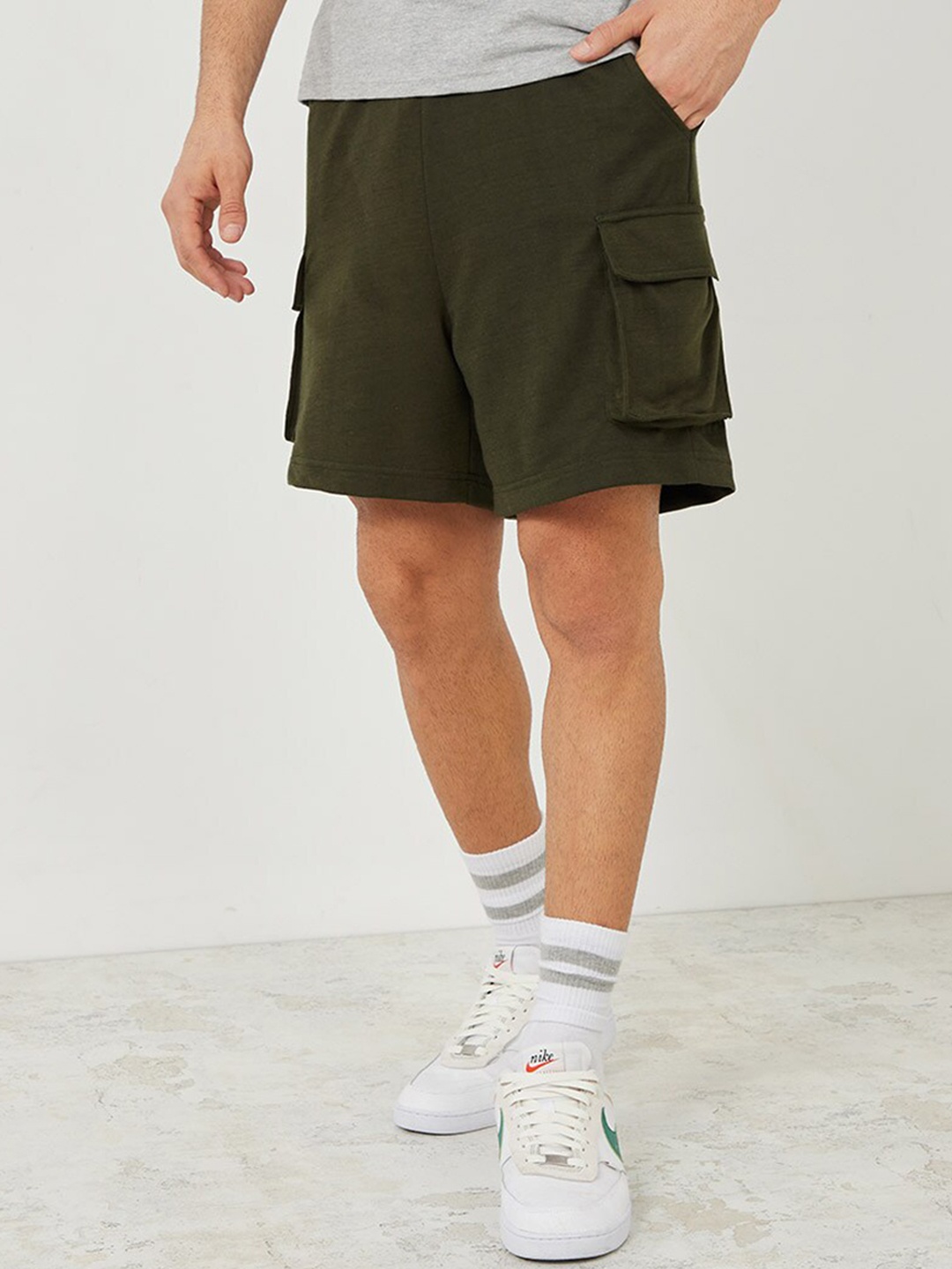 

Styli Men Solid Oversized Shorts, Olive