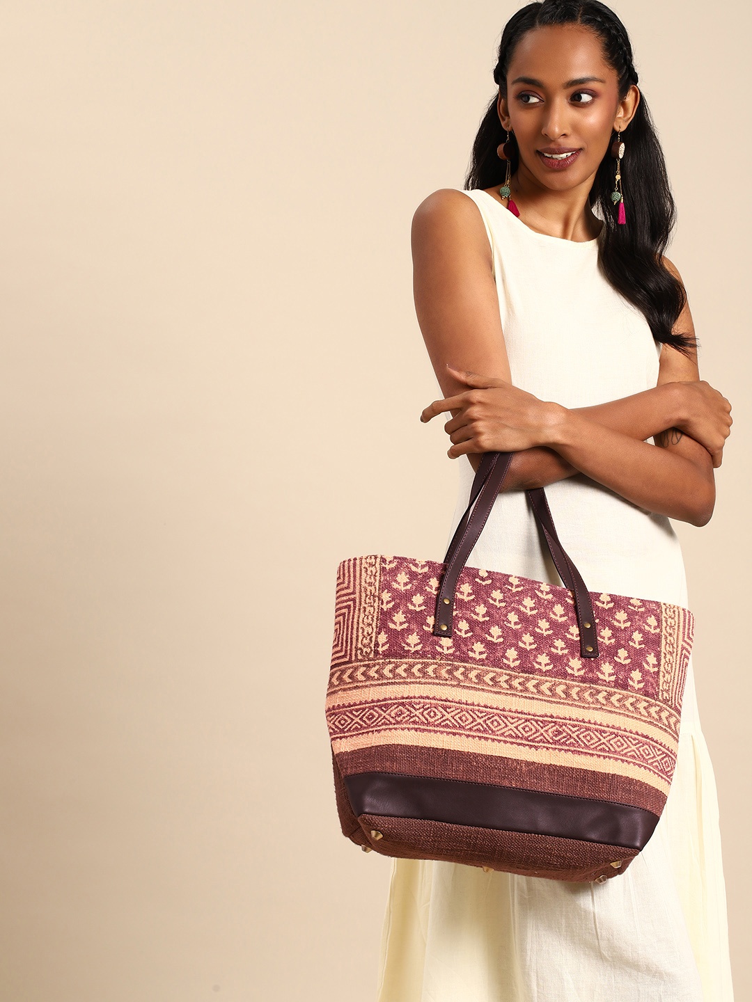 

Taavi Women Embroidered Shoulder Bag, Pink