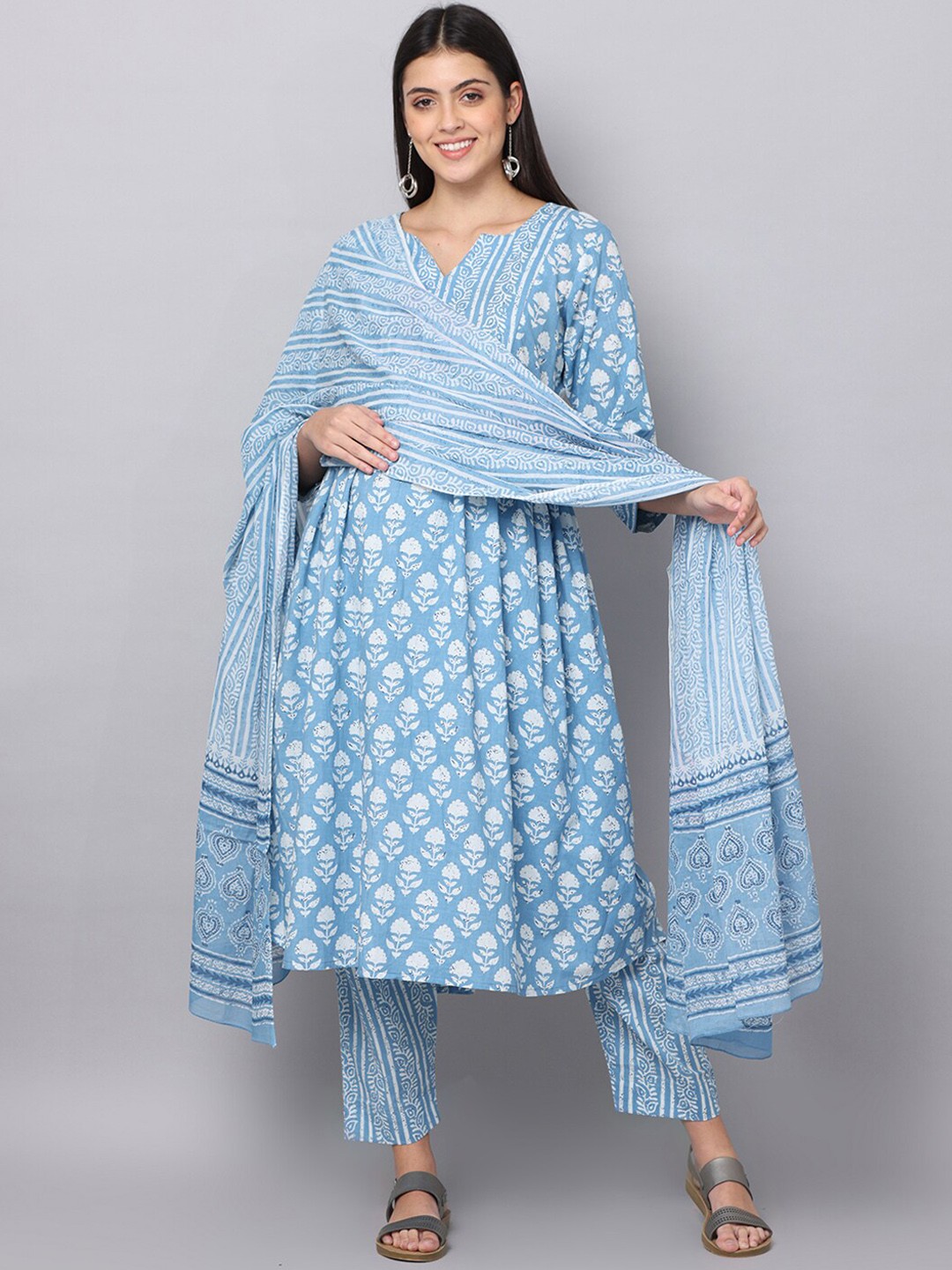 

The Mom Store Women Floral Printed Pure Cotton Kurta with Trousers & With Dupatta, Blue