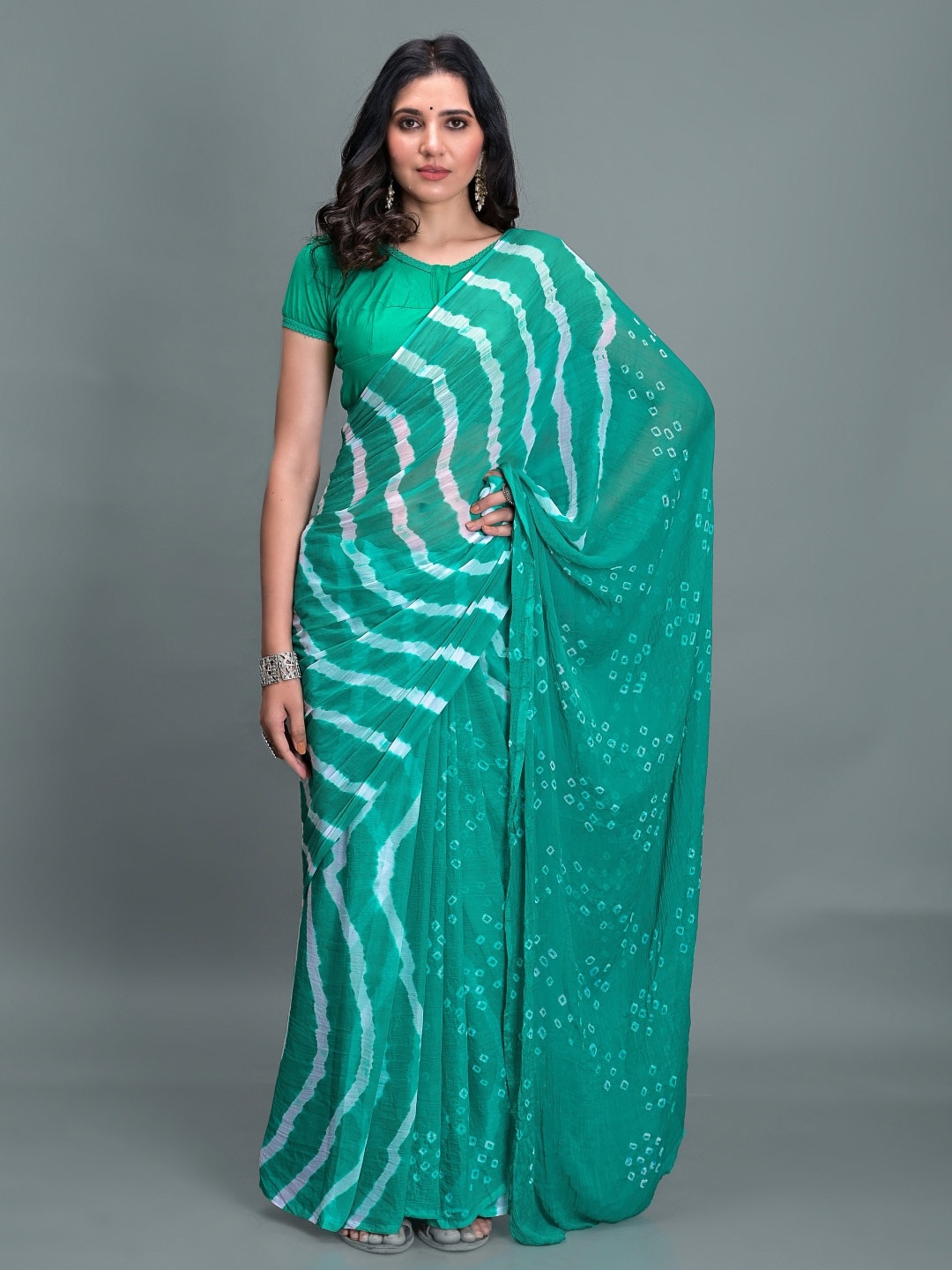 

Apratim Leheriya Poly Chiffon Saree With Blouse Piece, Green