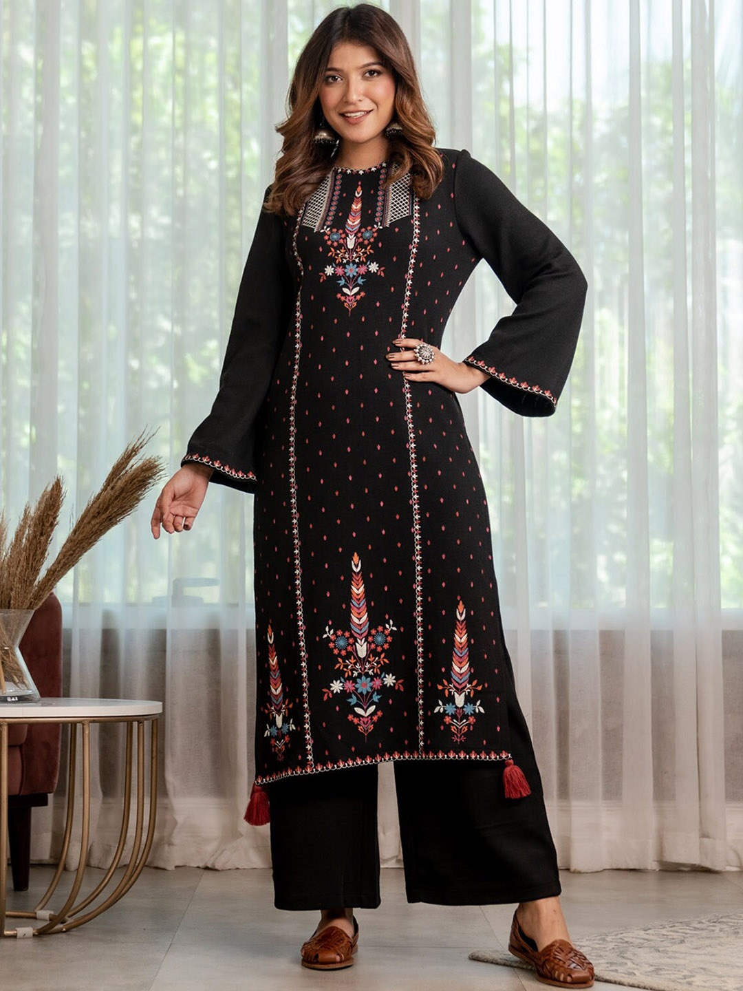 

Rustorange Ethnic Motifs Printed Panelled Acrylic Kurta, Black