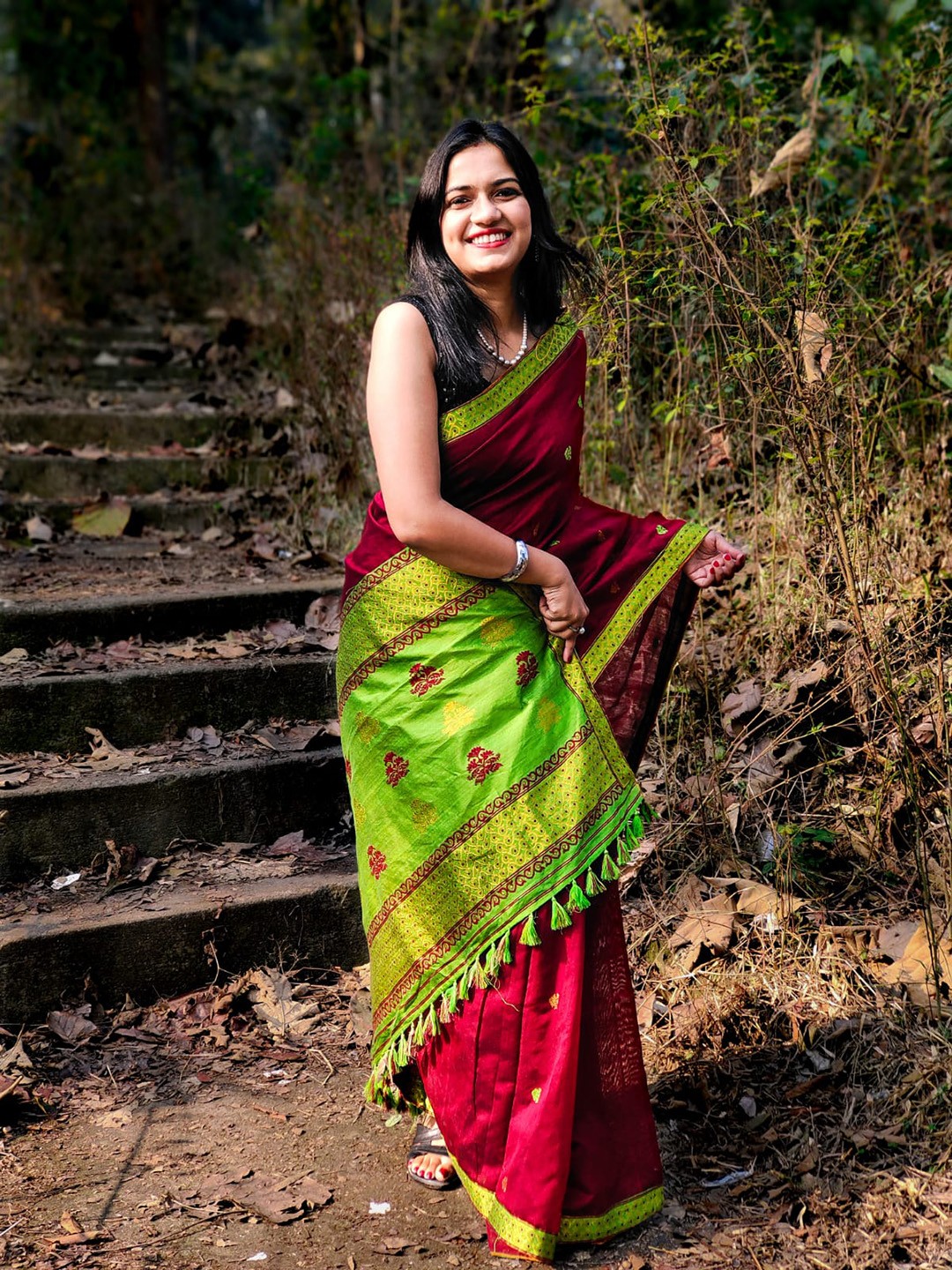 

Apaapi Threads of glory Woven Design Zari Pure Cotton Saree, Green