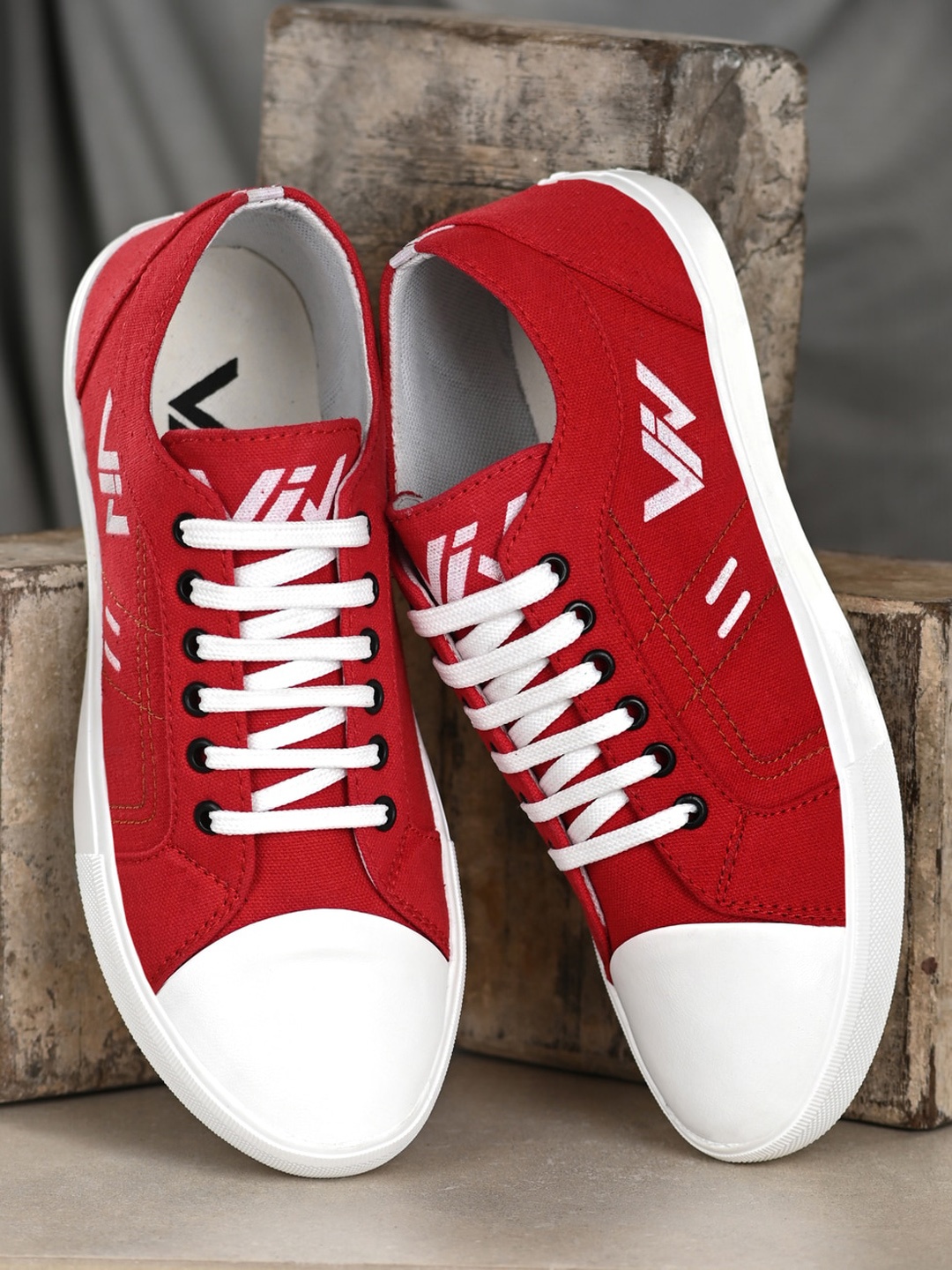 

VIV Men Colourblocked Sneakers, Red