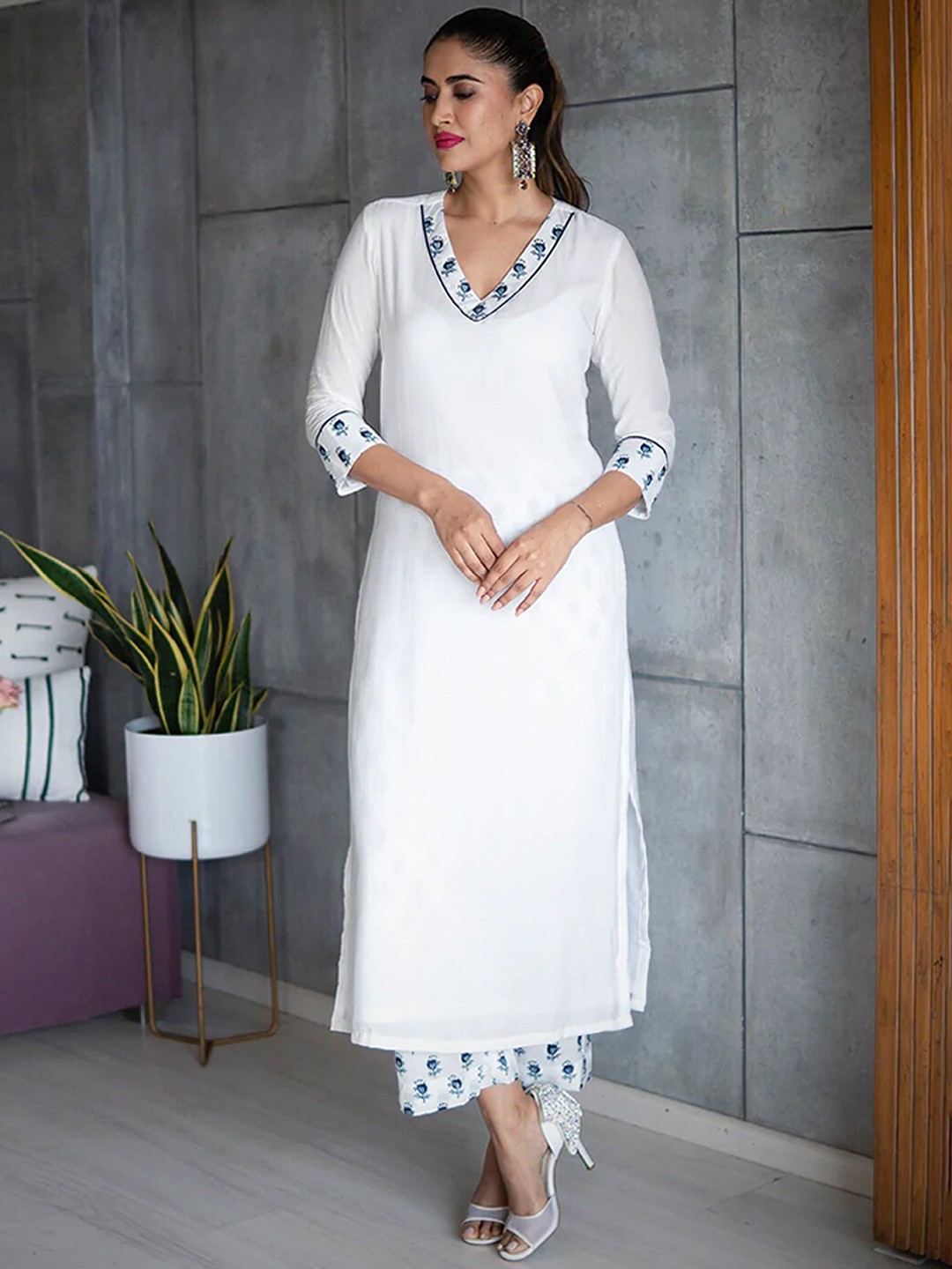 

Ambraee Women Floral Yoke Design Kurta with Trousers, White