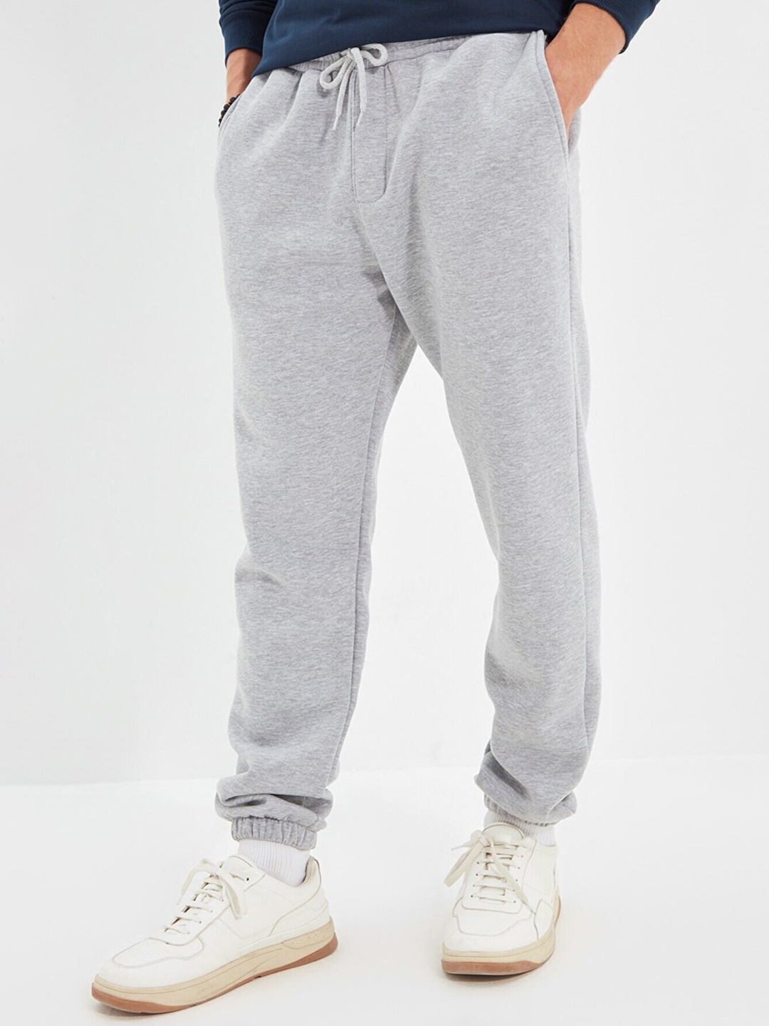 

Trendyol Men Solid Regular Fit Joggers, Grey melange