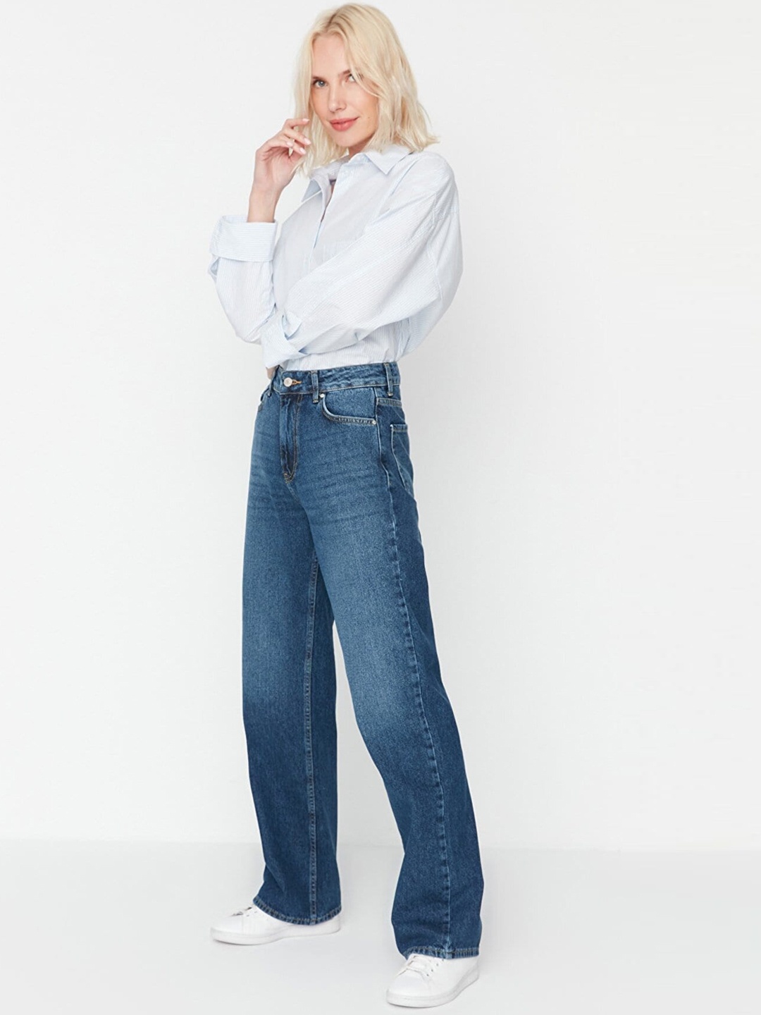 

Trendyol Women Pure Cotton Relaxed Fit Heavy Fade Jeans, Navy blue