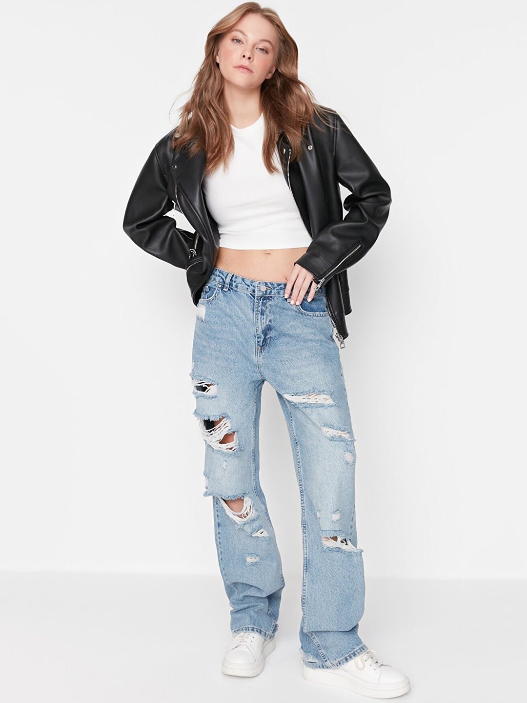 

Trendyol Women Highly Distressed Pure Cotton Heavy Fade Jeans, Blue