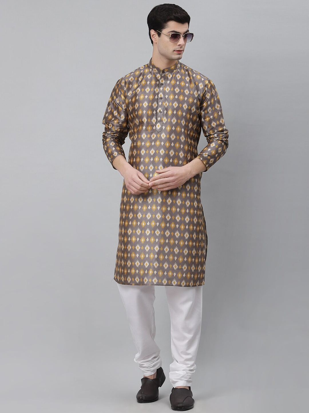 

NEUDIS Men Ethnic Motifs Printed Kurta with Churidar, Grey