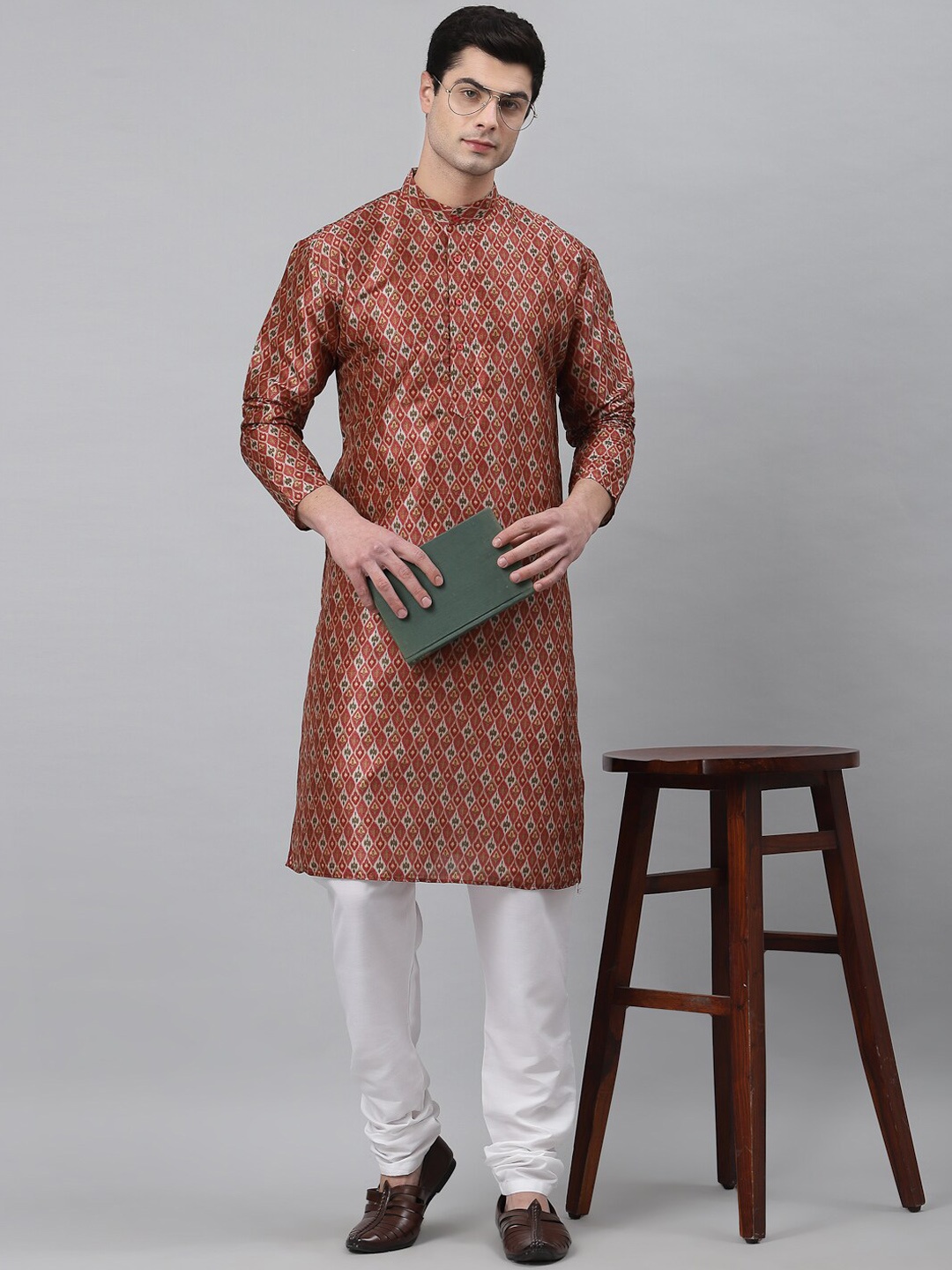 

NEUDIS Men Ethnic Motifs Printed Kurta with Churidar, Maroon