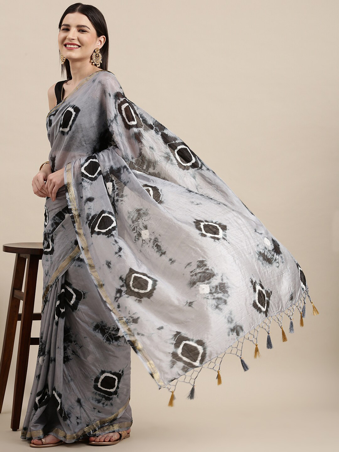 

KALINI Grey & White Tie and Dye Zari Art Silk Bandhani Saree