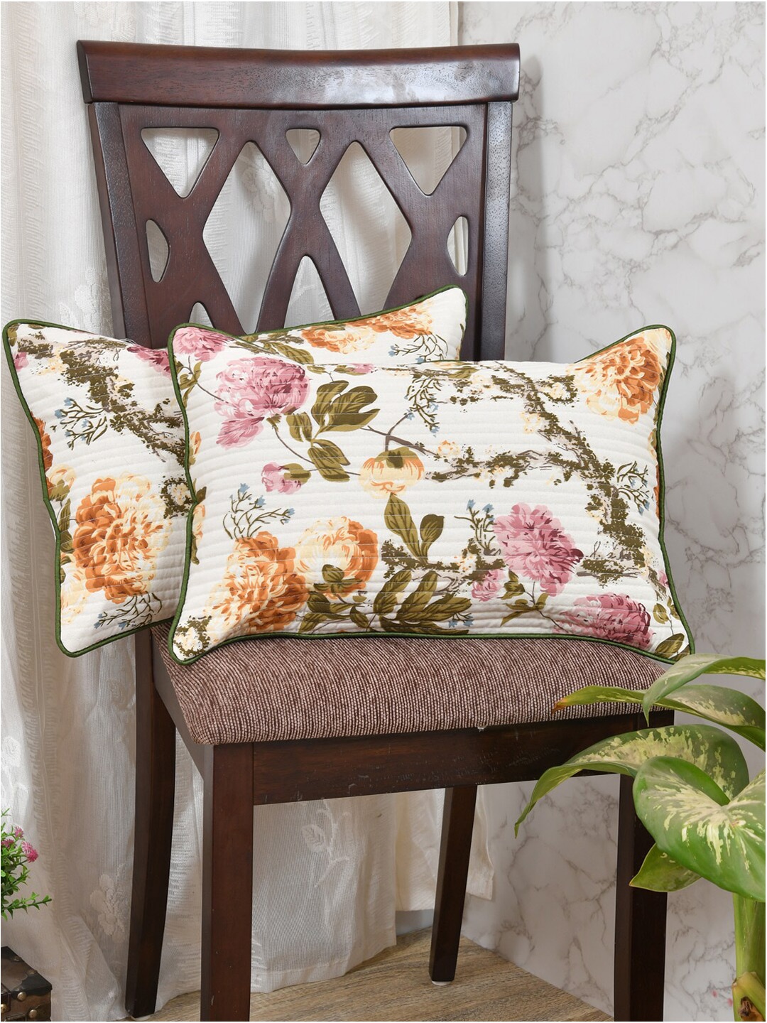 

Clasiko White & Pink Set of 2 Floral Rectangle Cushion Covers