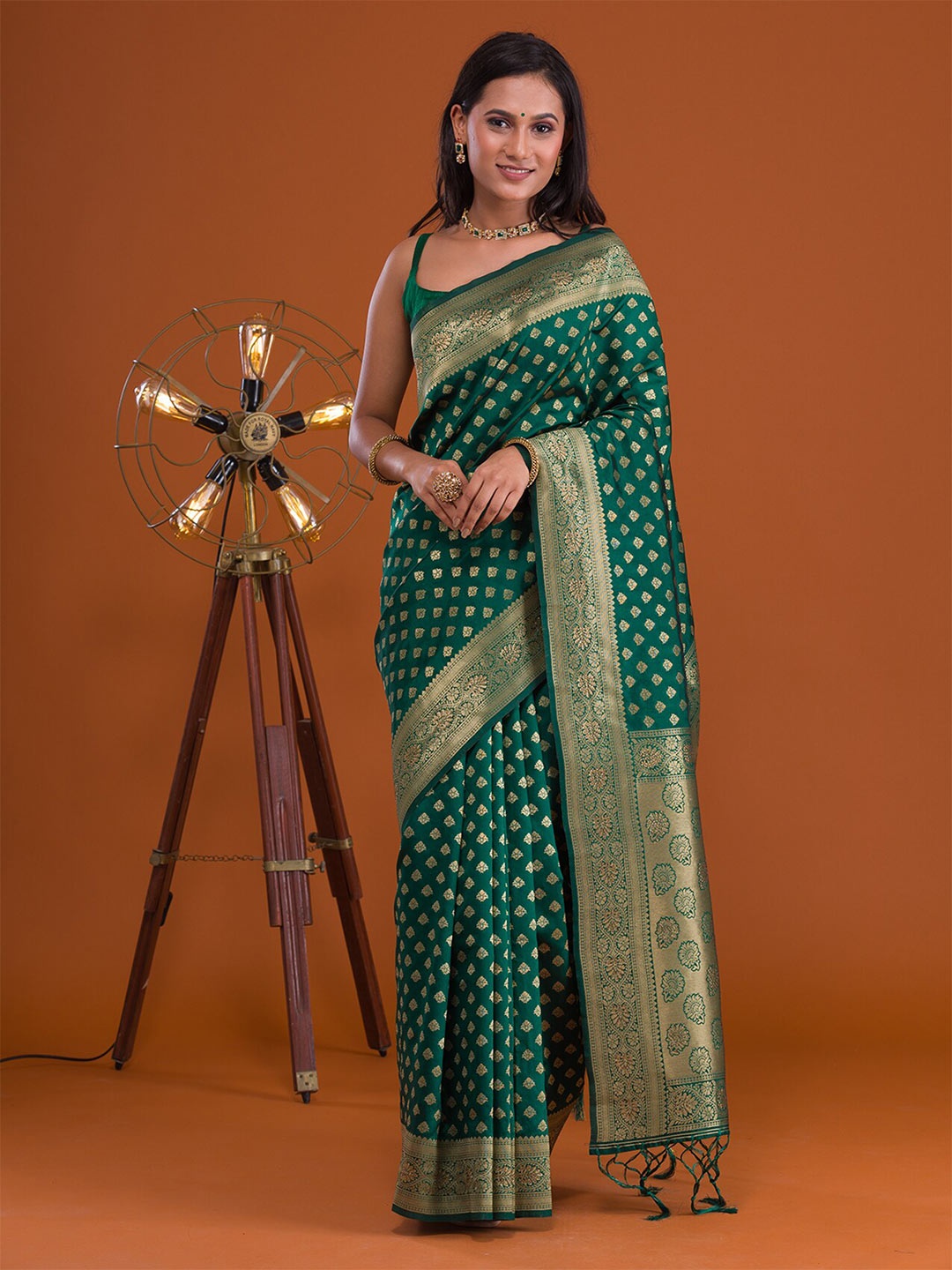 

Koskii Woven Design Zari Art Silk Saree With Blouse Piece, Green
