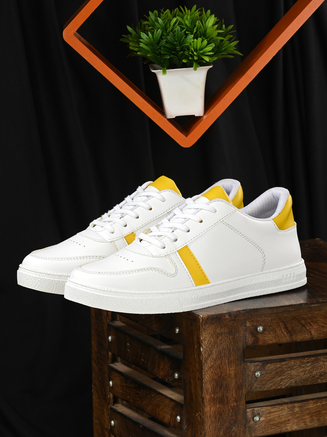 

El Paso Men Colourblocked Lightweight Sneakers, White