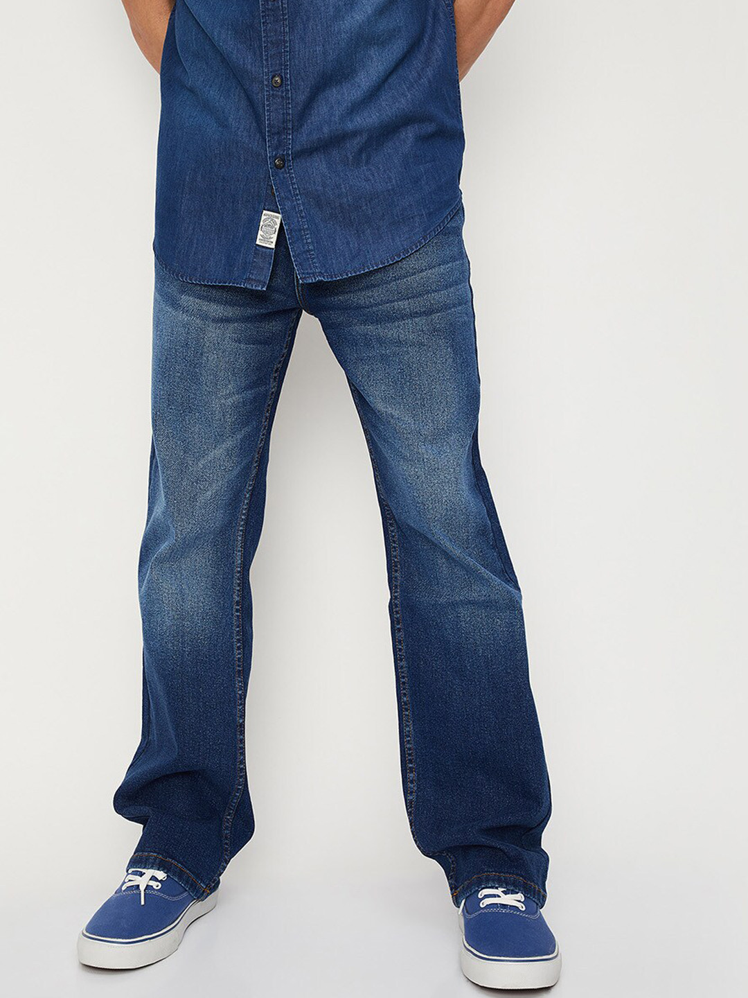 

max Men Mildly Distressed Light Fade Jeans, Navy blue