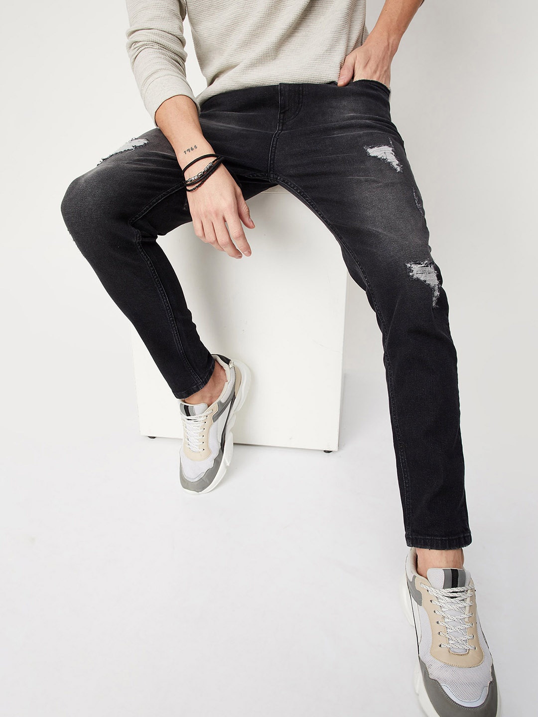 

max Men Solid Regular Fit Mildly Distressed Stretchable Jeans, Black