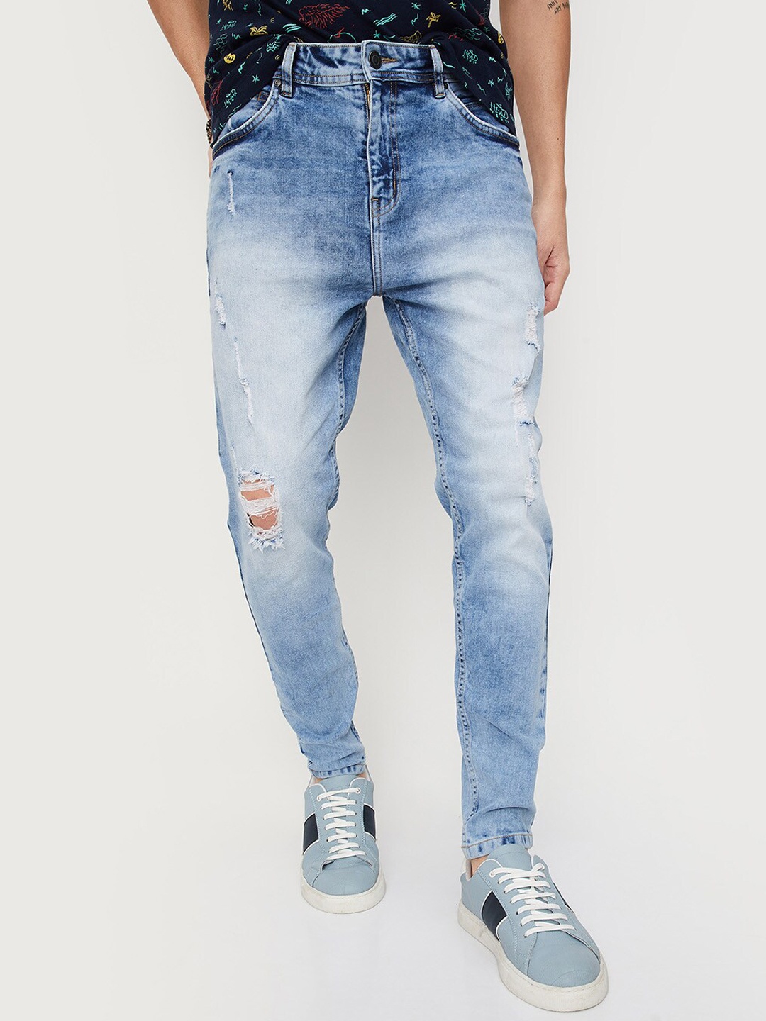 

max Men Mildly Distressed Heavy Fade Jeans, Blue