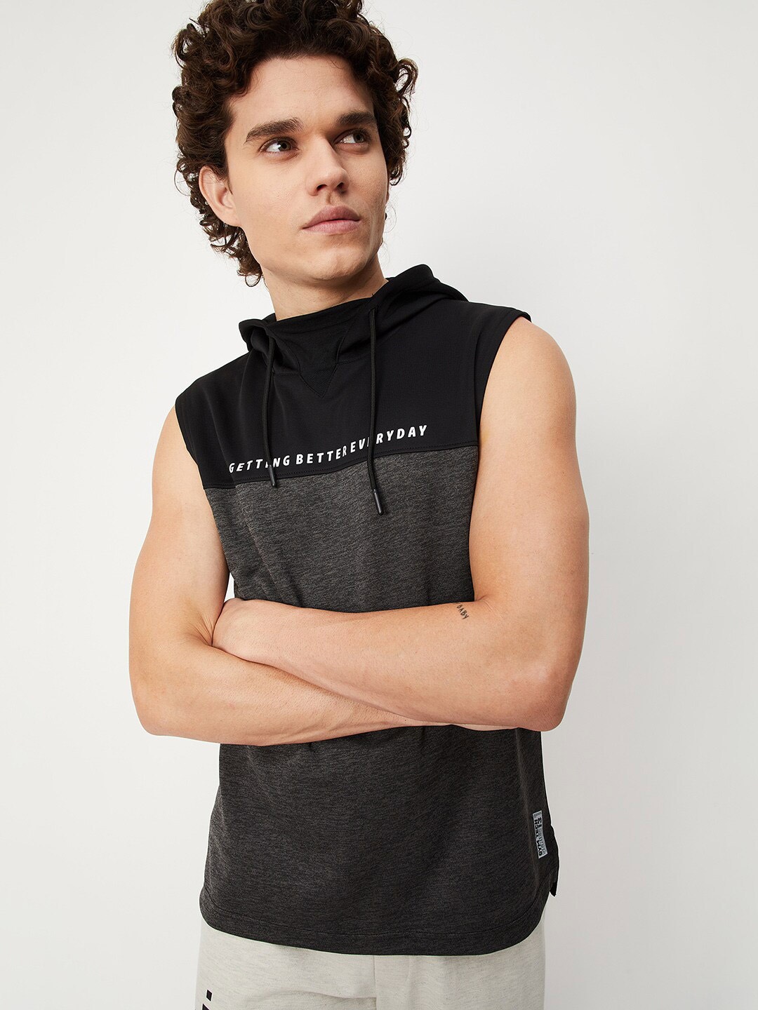 

max Men Colourblocked Hooded T-shirt, Black