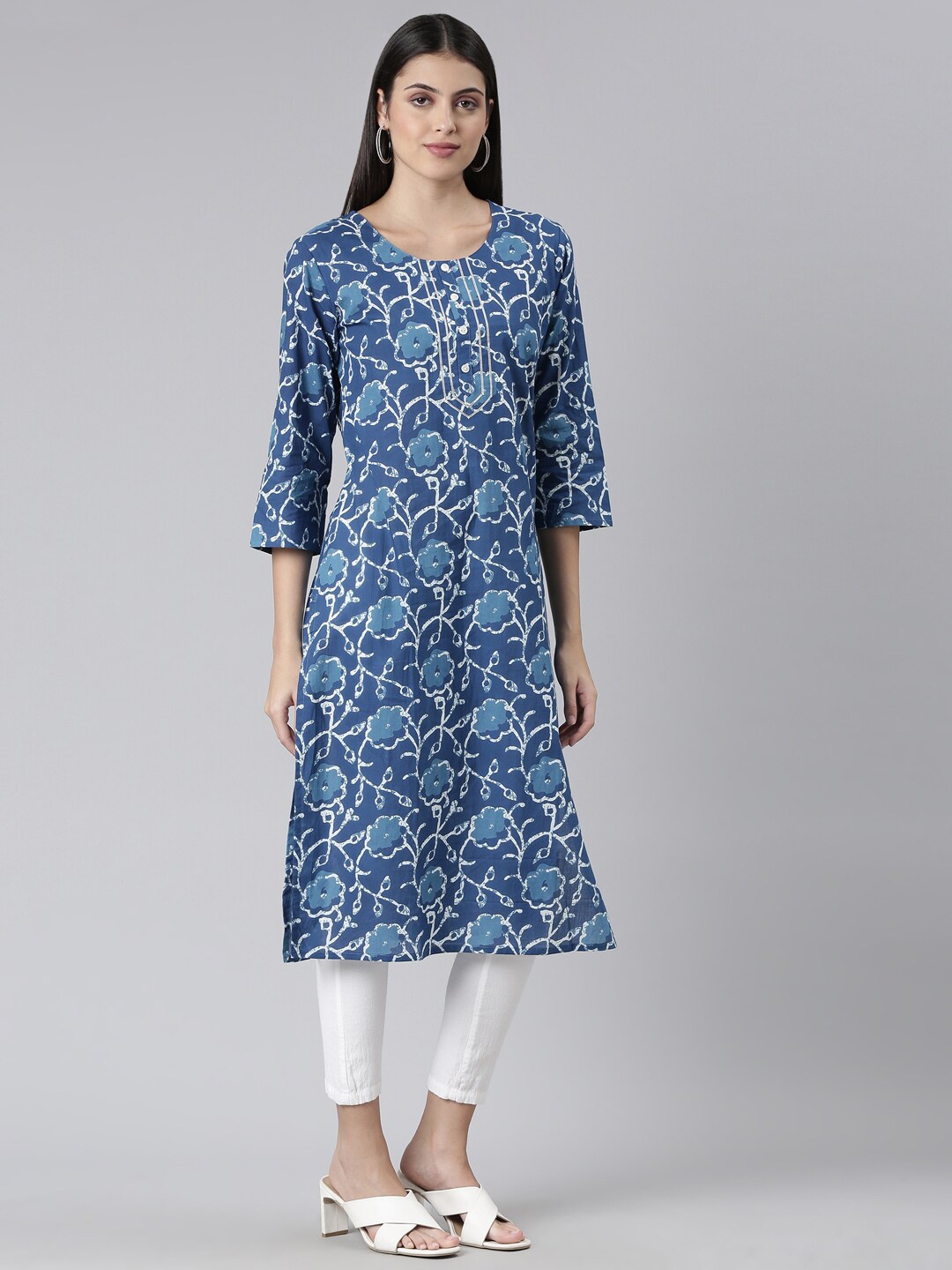 

The Chennai Silks Women Floral Printed Pure Cotton vKurta, Blue