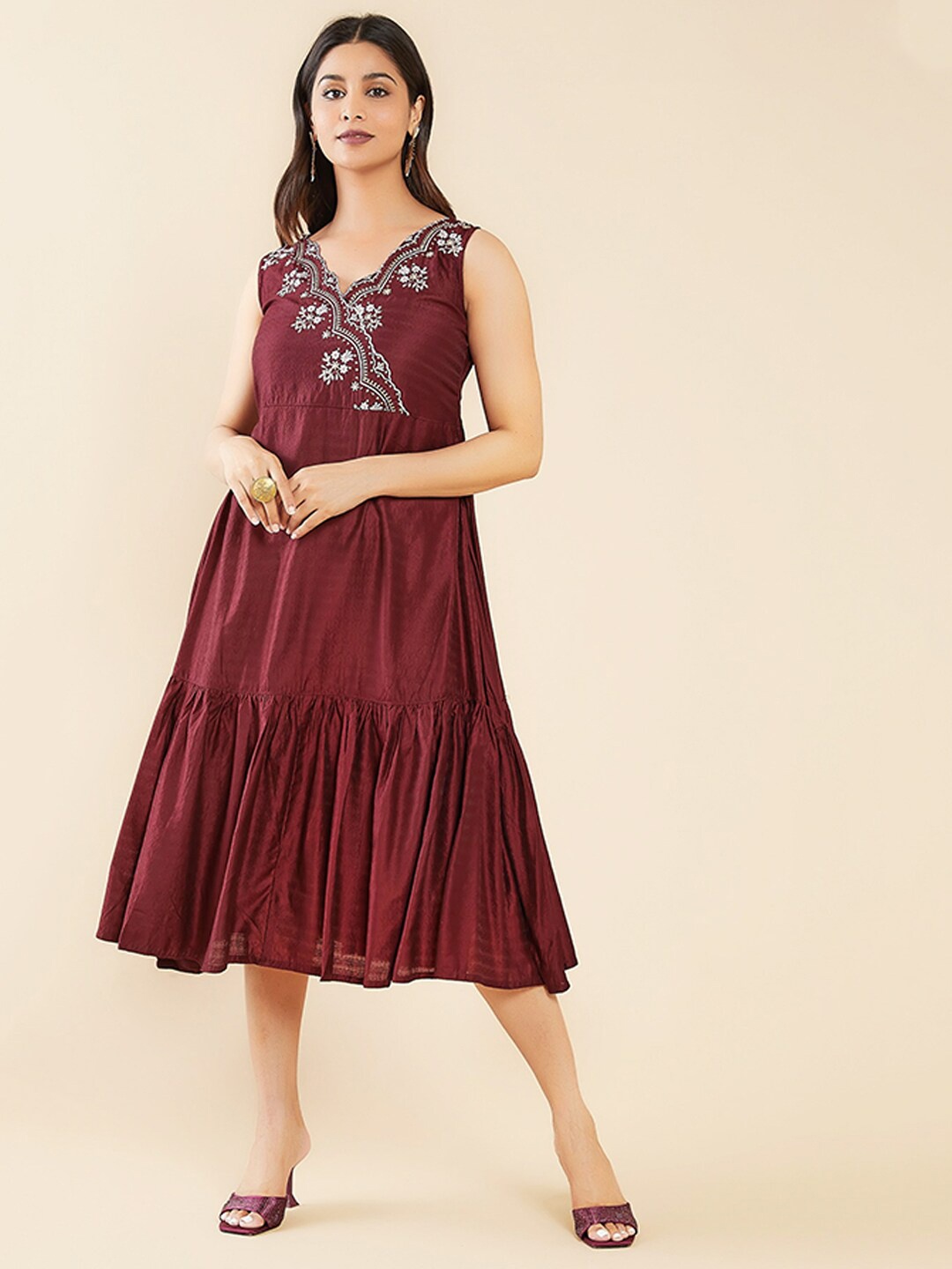 

Maybell Women Floral Embroidered Kurta, Maroon