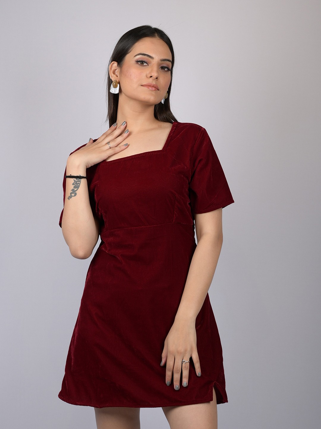 

OWO THE LABEL Square Neck Velvet A-Line Dress, Maroon