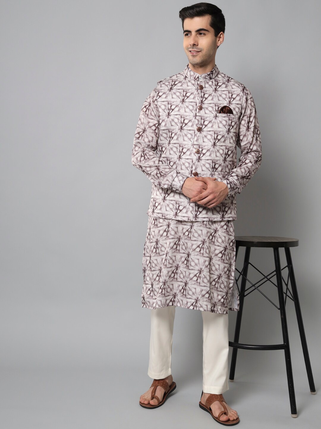 

MAXENCE Men Dyed Pure Cotton Kurta with Pyjamas & Nehru Jacket, White