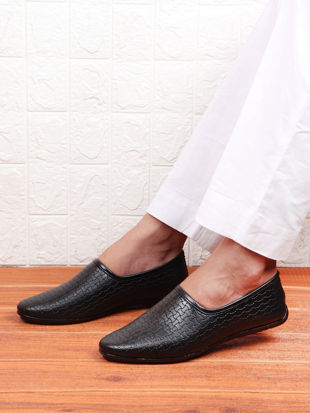 

FAUSTO Men Textured Lightweight Mojaris, Black