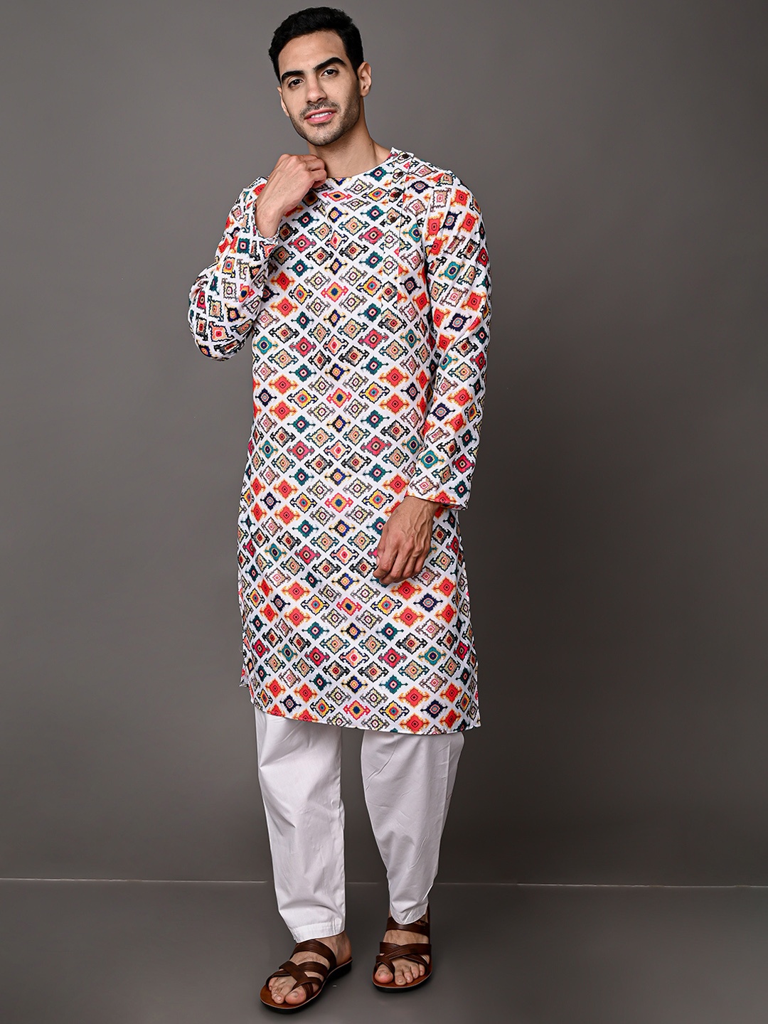 

VESHAM Band Collar Ethnic Motifs Printed Kurta with Pyjamas, White