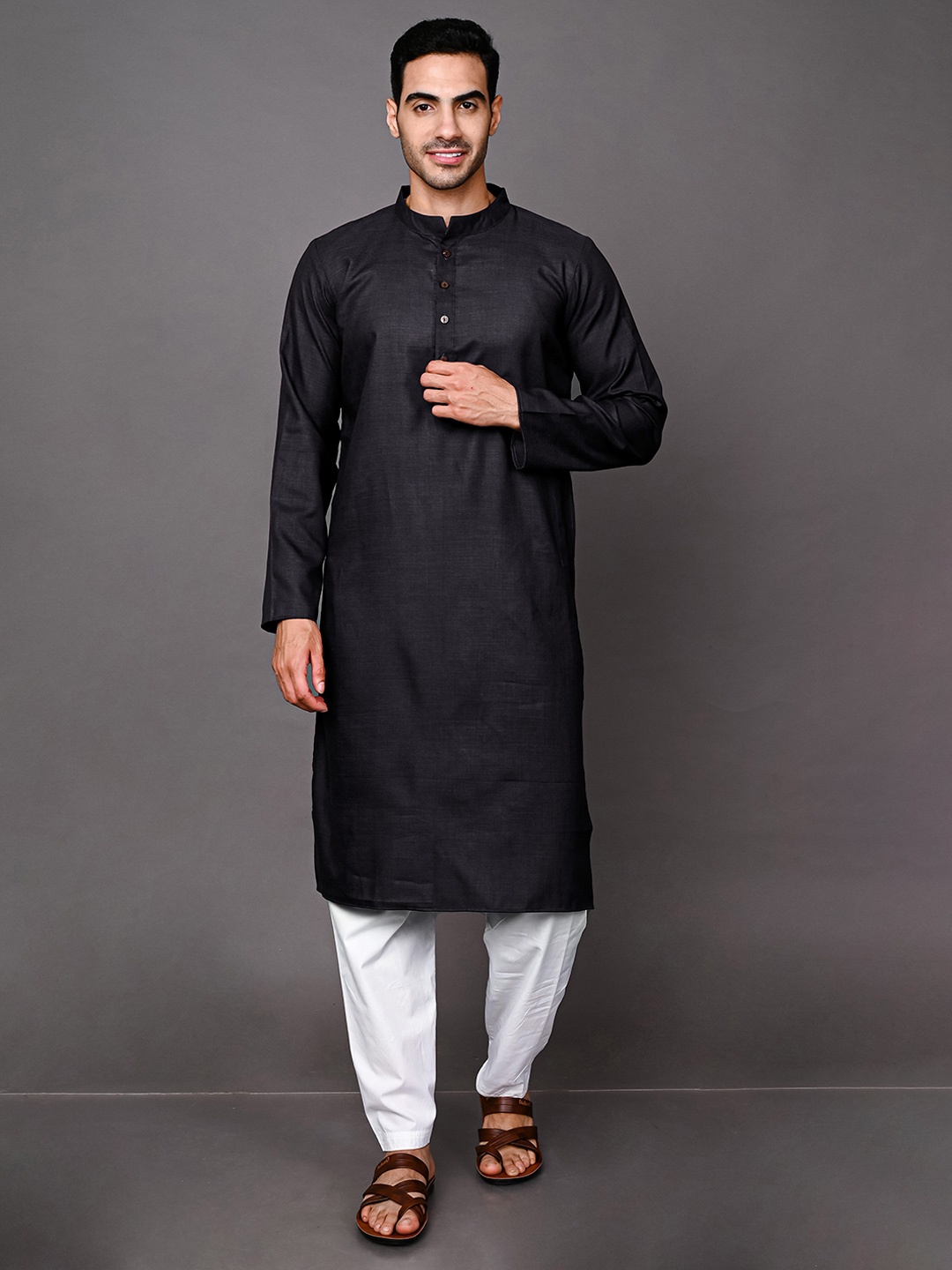 

VESHAM Men Mandarin Collar Kurta with Pyjamas, Black